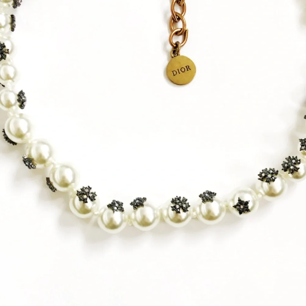 NEW DIOR TEDDY D PEARL CHOKER NECKLACE WITH CRYSTAL MOTIFS timeless Parisian - Picture 8 of 9